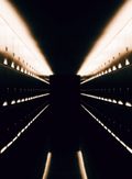 Couloir d'une salle des coffres privée, portes de laiton et lumière champagne