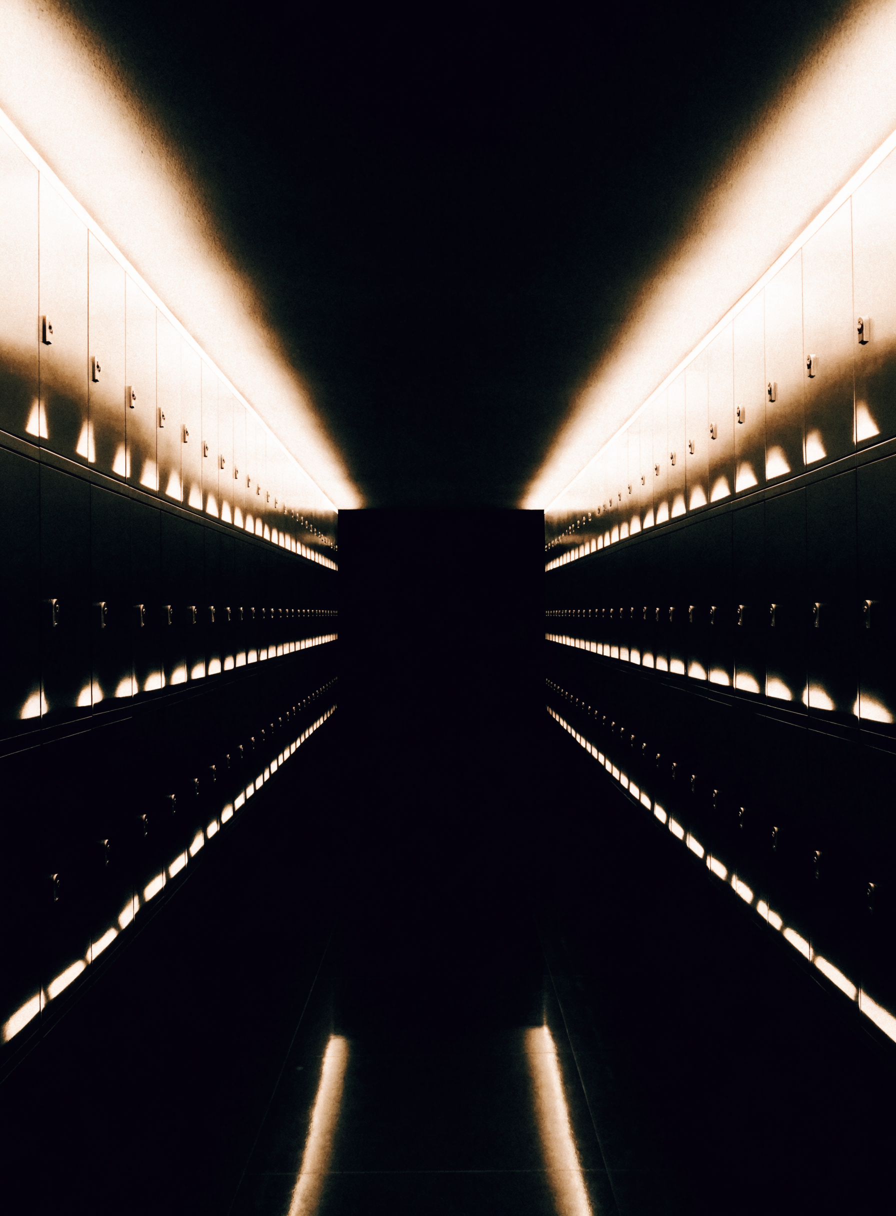 Couloir d'une salle des coffres privée, portes de laiton et lumière champagne