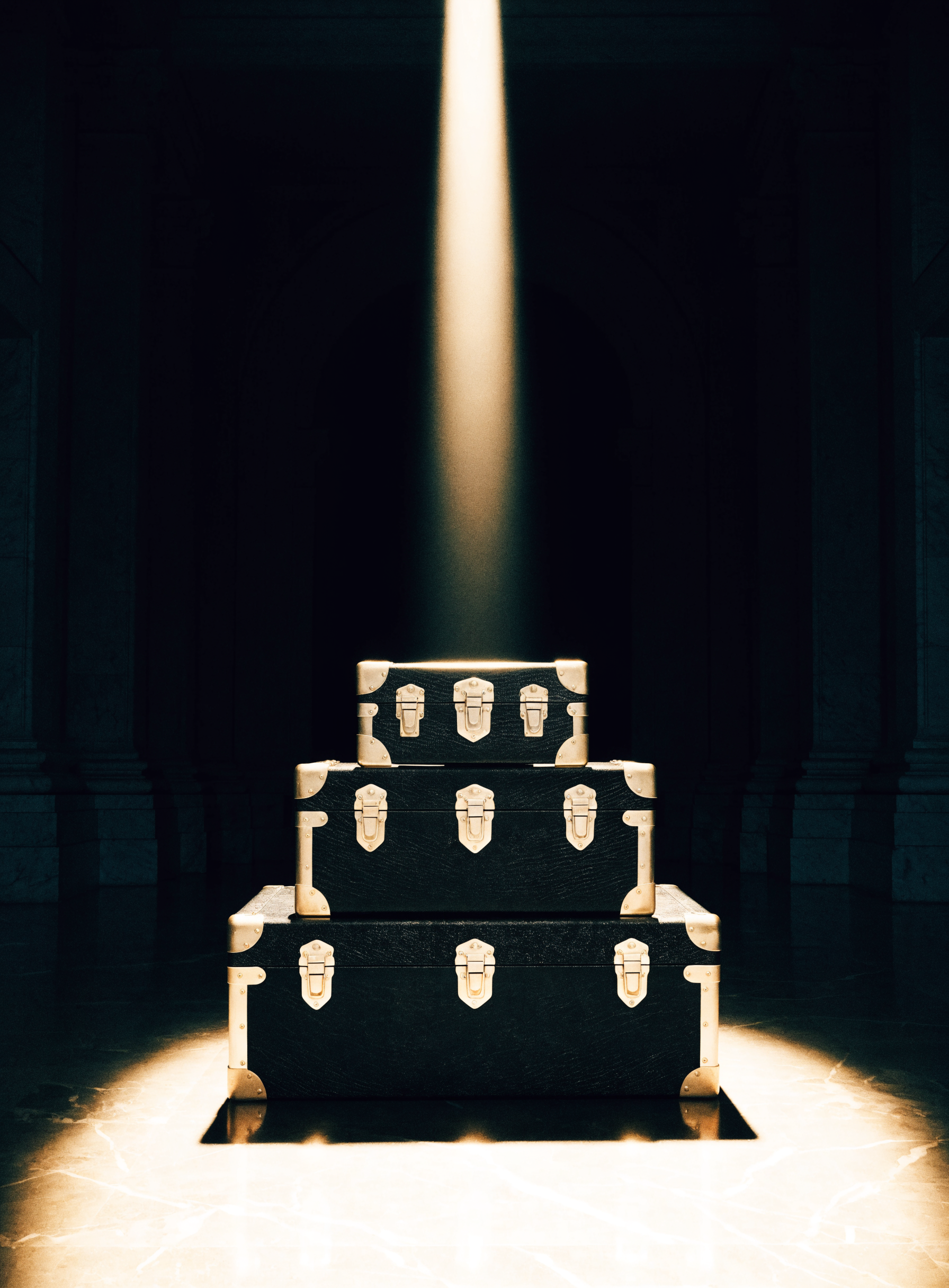Trois malles de voyage en cuir noir et laiton dans un hall de marbre