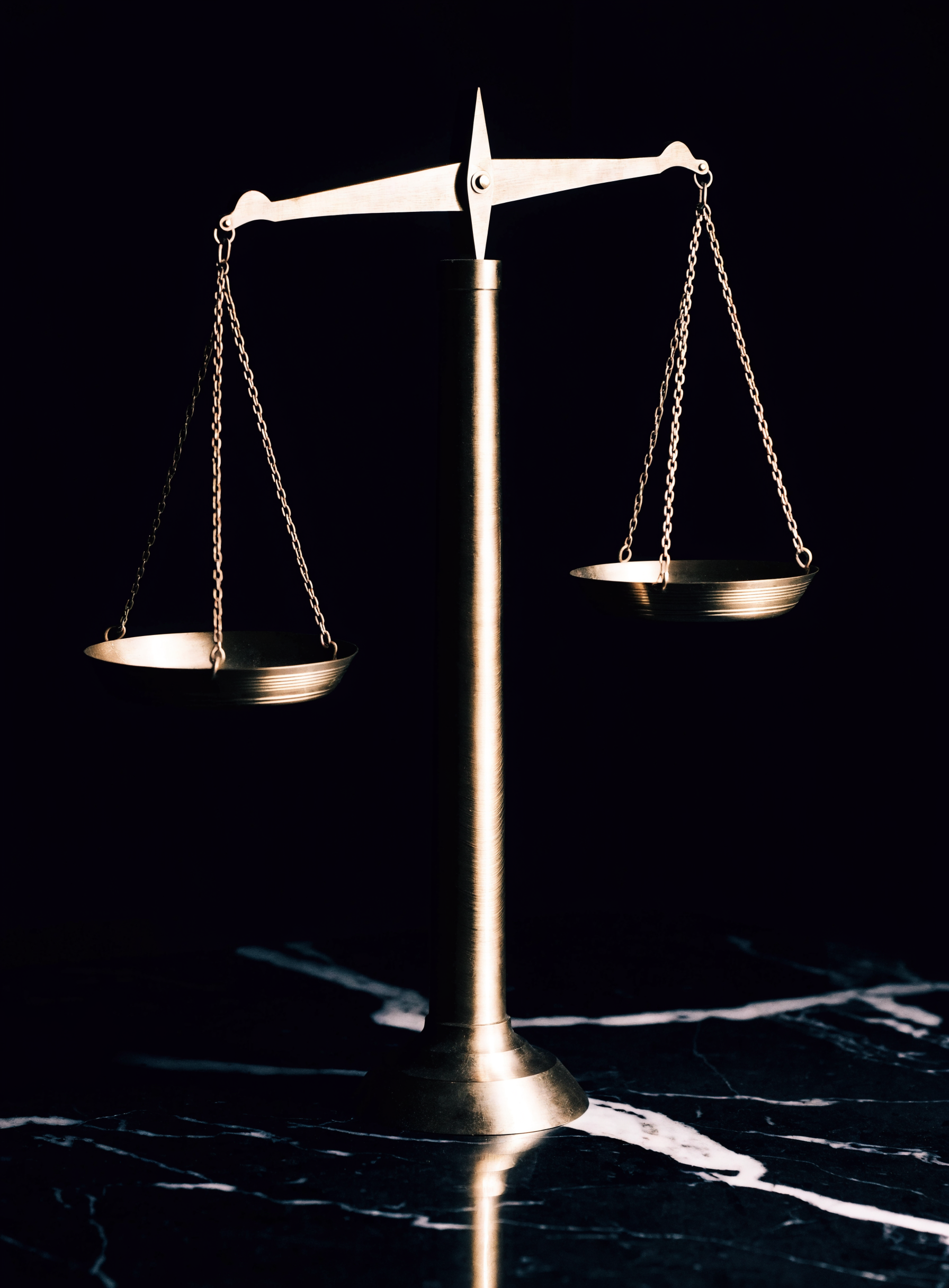 Balance de précision en laiton sur marbre noir, plateaux vides et à l'équilibre