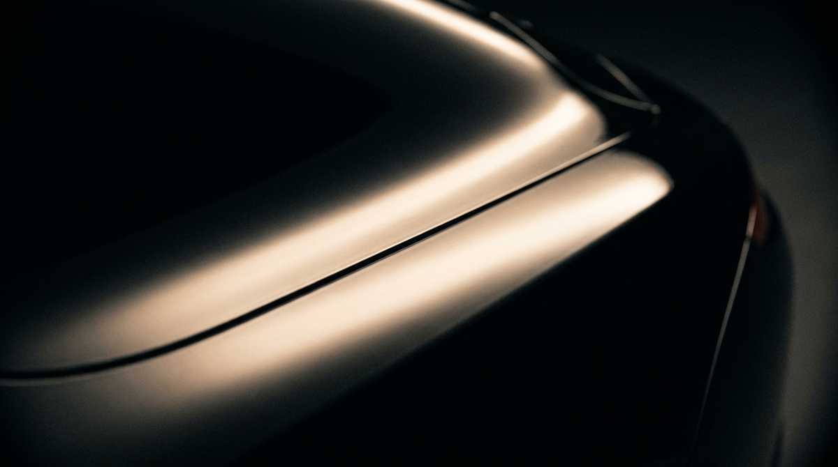 Reflet allongé sur l'arête d'une carrosserie noire